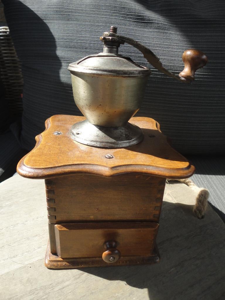 Mooie antieke decoratieve en werkende hand koffiemolen, Antiek en Kunst, Antiek | Keukenbenodigdheden, Ophalen of Verzenden
