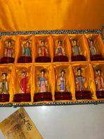 twaalf Chinese miniatuurfiguurtjes in glazen koepels,, Ophalen of Verzenden, Nieuw