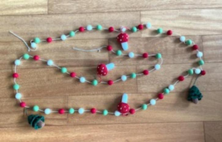 vilt bal kerstboom paddenstoel slinger 3 m. KERST SINT tip, Hobby en Vrije tijd, Vilt, Nieuw, Versiering, Wolvilt, Ophalen of Verzenden