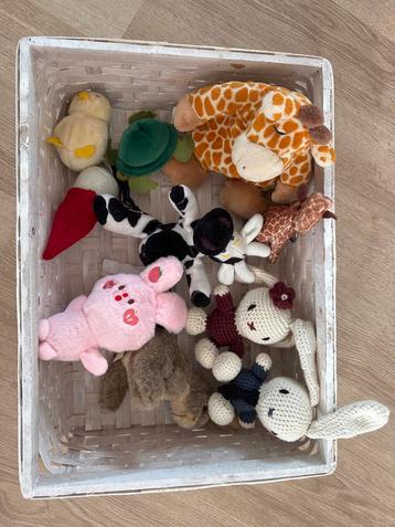 Diverse Knuffels in Mand beschikbaar voor biedingen