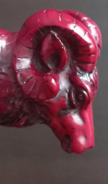 Beeldje ram ,bok Statue Feng Shui Red Resin Guardian  beschikbaar voor biedingen