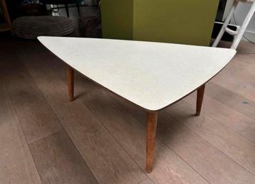 Vintage bovenkamp salontafel driehoek jaren 50 beschikbaar voor biedingen
