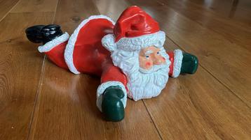 Mooie plat liggende kerstman beschikbaar voor biedingen