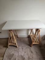 Ikea bureautje wit en houten poten, Huis en Inrichting, Bureaus, Ophalen, In hoogte verstelbaar, Gebruikt, Bureau