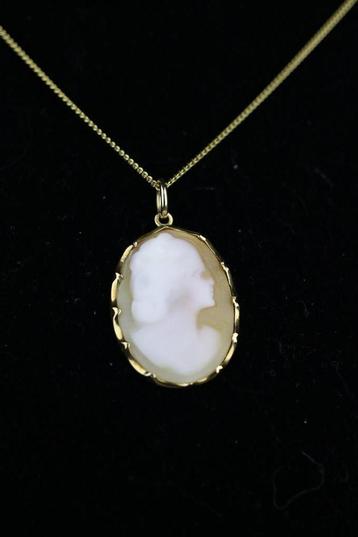 Vintage gouden hanger en ketting met camee beschikbaar voor biedingen