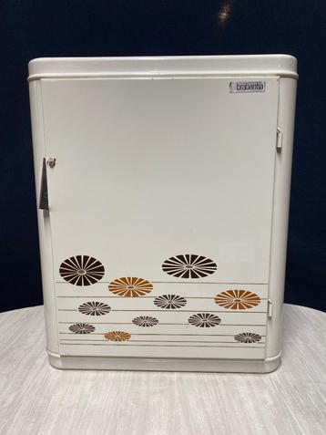 Vintage oud metalen medicijnkastje van Brabantia beschikbaar voor biedingen