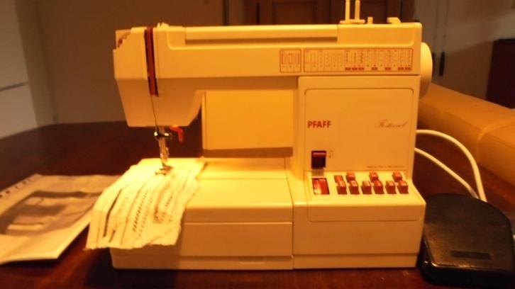 PFAFF NAAIMACHINE TYPE Festival.BLACK FRIDAY., Hobby en Vrije tijd, Naaimachines en Toebehoren, Zo goed als nieuw, Naaimachine