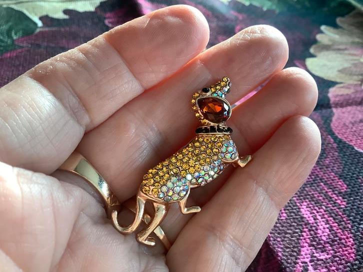 Vintage vergulde broche Aurora Borealis Tekkel hond GP, Sieraden, Tassen en Uiterlijk, Broches, Zo goed als nieuw, Overige materialen