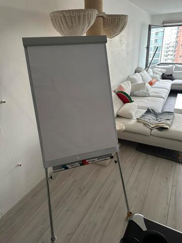 Flipover met stiften en papier whiteboard magneet beschikbaar voor biedingen