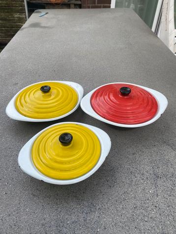 Set van 3 in elkaar passende dekselschalen zwart/geel/rood beschikbaar voor biedingen