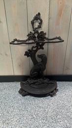 Antieke paraplu bak gietyzer, Ophalen