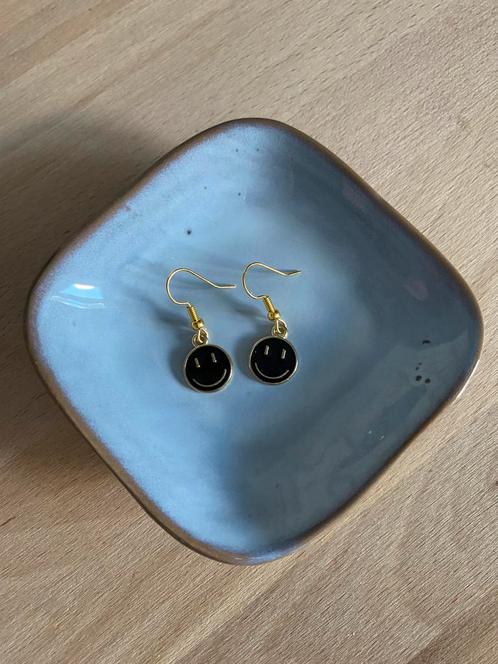 Hippe zelfgemaakte oorbellen-haakje met zwarte smiles, Sieraden, Tassen en Uiterlijk, Oorbellen, Zo goed als nieuw, Zilver, Ophalen of Verzenden