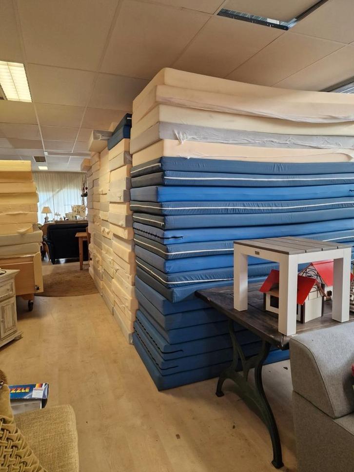 Schuimrubber matrassen 60 stuks, Huis en Inrichting, Slaapkamer | Matrassen en Bedbodems, Zo goed als nieuw, 200 cm, Eenpersoons