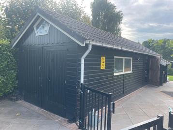 Houten garage met dakpannen extra lang beschikbaar voor biedingen