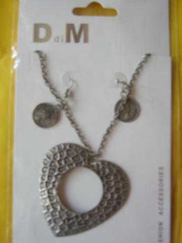 Leuke ketting met oorbellen. beschikbaar voor biedingen