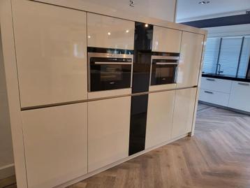 Luxe keuken 6.15m lang,kastenwand 2.87 br,gespoten hoogglans beschikbaar voor biedingen