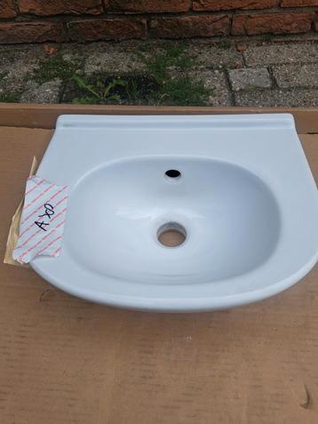 3x Nieuwe Villeroy&Boch wastafel wit 35x28(A38) beschikbaar voor biedingen