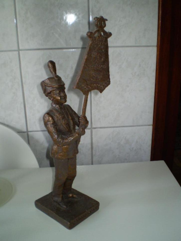 'De vaandeldrager'.  Sittard in 1987.   Toon Hermans, Antiek en Kunst, Kunst | Beelden en Houtsnijwerken, Ophalen of Verzenden
