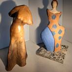 Twee keramieken sculpturen van een vrouw., Antiek en Kunst, Ophalen of Verzenden