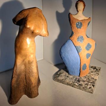 Twee keramieken sculpturen van een vrouw.  beschikbaar voor biedingen
