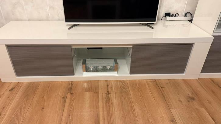 Tv meubel inclusief bijbehorende vitrine en salontafel, Huis en Inrichting, Kasten | Televisiemeubels, Zo goed als nieuw, 150 tot 200 cm