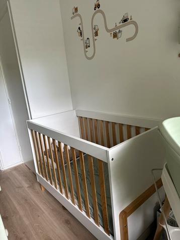 Stijlvol baby ledikant – wit met hout beschikbaar voor biedingen