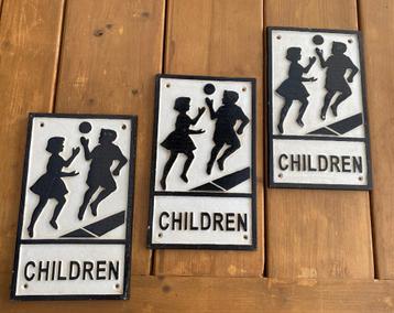 Gietijzeren bord met spelende kinderen, pas op kinderen beschikbaar voor biedingen