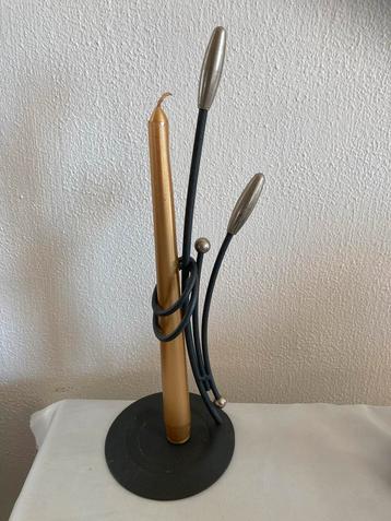 Futuristische Metalen Kaarsenhouder beschikbaar voor biedingen