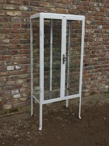 originele belgische vitrine kast beschikbaar voor biedingen