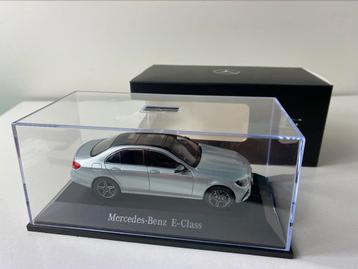 1:43 mercedes E Class-in dealer package beschikbaar voor biedingen