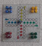 Mens erger je niet - van glas, Hobby en Vrije tijd, Gezelschapsspellen | Bordspellen, Drie of vier spelers, Ophalen, Zo goed als nieuw