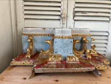 Oud houten ornament uit een Portugese kerk. beschikbaar voor biedingen