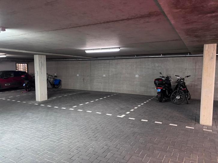 Te huur afgesloten binnenparkeerplaats Den Haag Scheveningen, Huizen en Kamers, Garages en Parkeerplaatsen, Den Haag