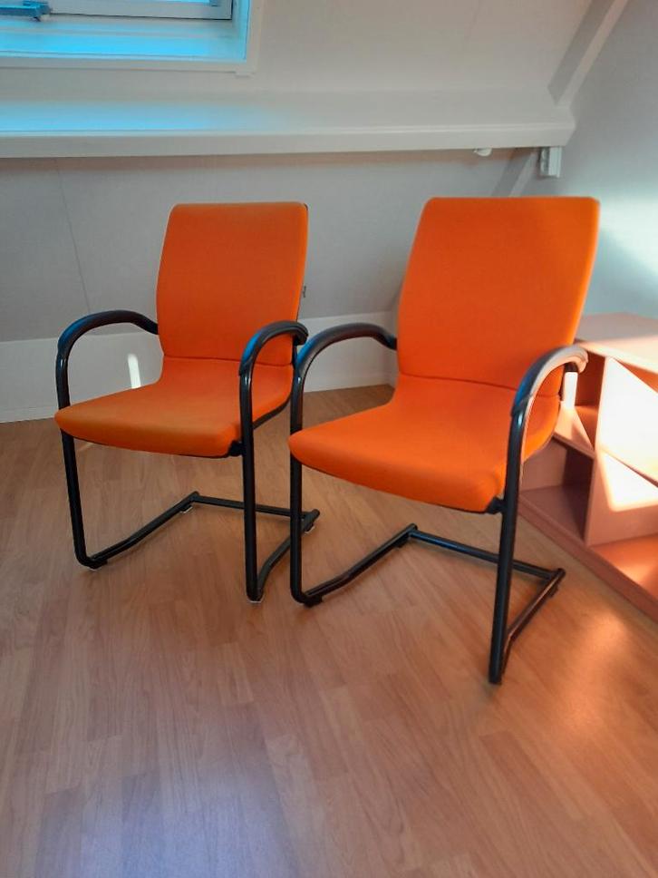 Twee Arend bureaustoelen      bureaustoel, Huis en Inrichting, Bureaustoelen, Zo goed als nieuw, Oranje, Ophalen