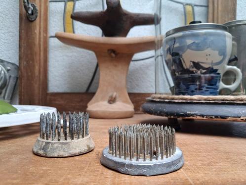nostalgische oude bloemensteker / kaarthouder / Ø 5 & 6 cm, Antiek en Kunst, Curiosa en Brocante, Ophalen of Verzenden
