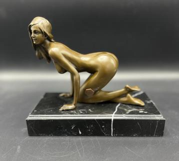 Bronzen beeld van vrouwelijk naakt op een marmeren voet. beschikbaar voor biedingen