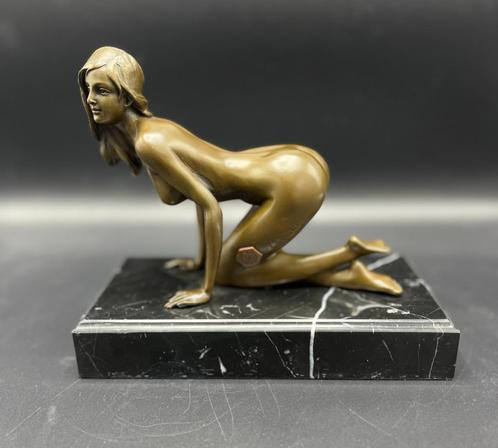 Bronzen beeld van vrouwelijk naakt op een marmeren voet., Antiek en Kunst, Kunst | Beelden en Houtsnijwerken, Ophalen of Verzenden