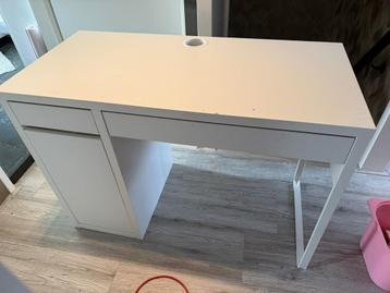 Bureau van ikea beschikbaar voor biedingen