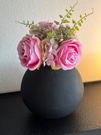Mica vaas met bloemen zwart, Huis en Inrichting, Woonaccessoires | Kunstplanten en Kunstbloemen, Ophalen, Zo goed als nieuw