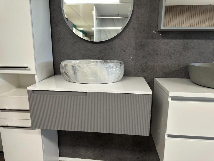 Fiora Badmeubel Grijs Wit 80x46 Geribbeld Front Softclose, Doe-het-zelf en Verbouw, Sanitair, Nieuw, Overige typen, Ophalen