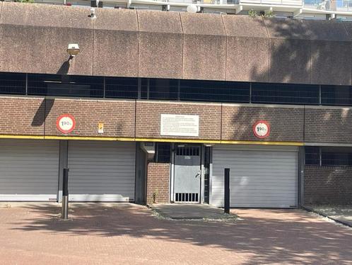 Te Koop Parkeerplaats bij metro Noord Amsterdam, Huizen en Kamers, Garages en Parkeerplaatsen, Amsterdam