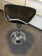 Zwarte barkruk met metalen voet, Huis en Inrichting, Barkrukken, Ophalen, In hoogte verstelbaar, 60 tot 90 cm, Zo goed als nieuw