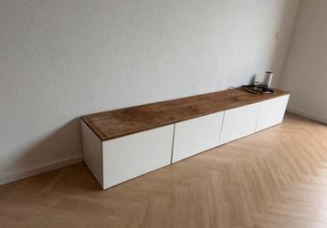 Besta tv meubel met op maat gemaakte plank