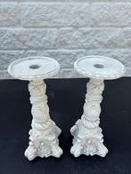 Kandelaars 2x metaal wit voor brede of smalle kaars Brocante, Huis en Inrichting, Gebruikt, 25 tot 50 cm, Wit, Ophalen of Verzenden