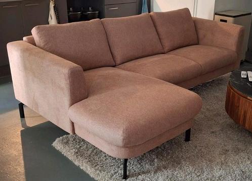 Spengen splinternieuwe hoekbank.(Cinnamon kleur)., Huis en Inrichting, Banken | Complete zithoeken, Nieuw, Metaal, Stof, Overige materialen
