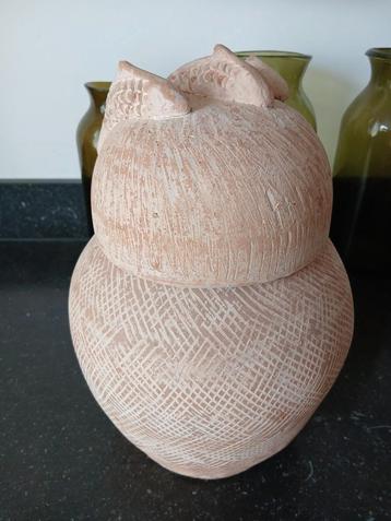 Bijzondere handgemaakte aardewerk pot met kom deksel  gaaf  beschikbaar voor biedingen