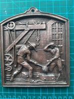 Retro plaquette van gietijzer met afb. twee ijzergieters, Antiek en Kunst, Ophalen of Verzenden