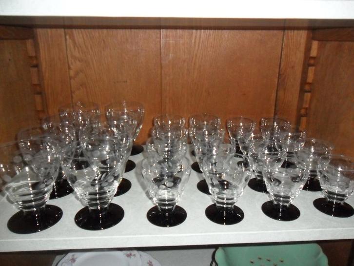 Antiek glazen servies – 24-delig – zwarte voet, Antiek en Kunst, Antiek | Glas en Kristal, Ophalen of Verzenden