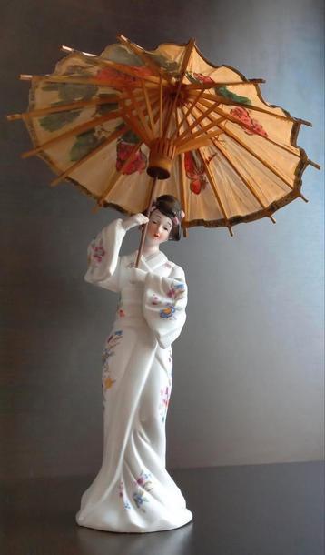 Japanse Porseleinen Beeld – Dame in Kimono en houten Parasol beschikbaar voor biedingen