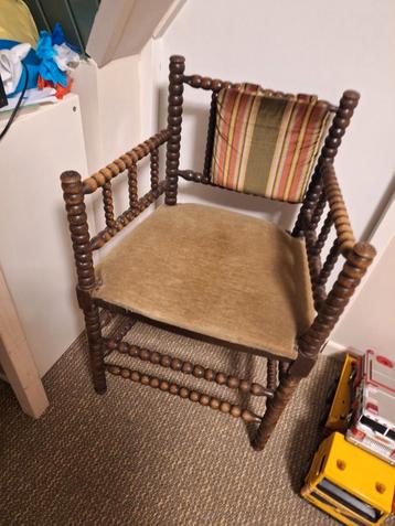 Antieke Houten Stoel met Spijlen beschikbaar voor biedingen